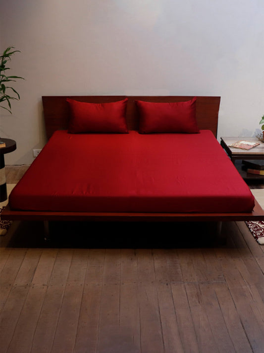 Maroon coloured plain bedsheet with 2 matching pillow covers made from 100% pure cotton for king size double bed