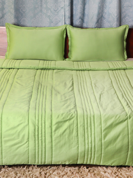 Green colored bed quilt /comforter with 2 matching pillow covers made from cotton front and backed quilt for king size double bed